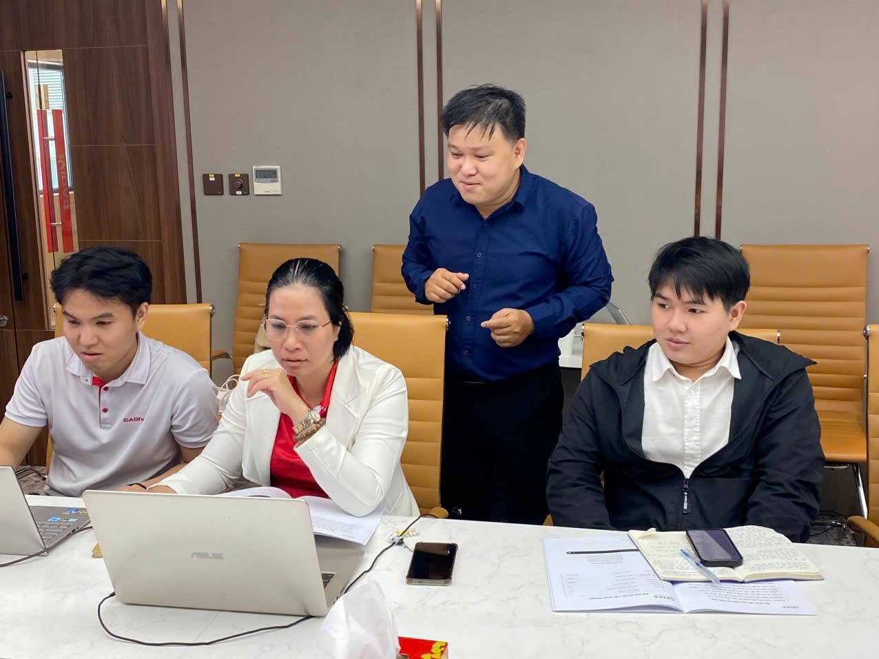 Học viên doanh nghiệp thực hành AI trong lớp của GEM Global