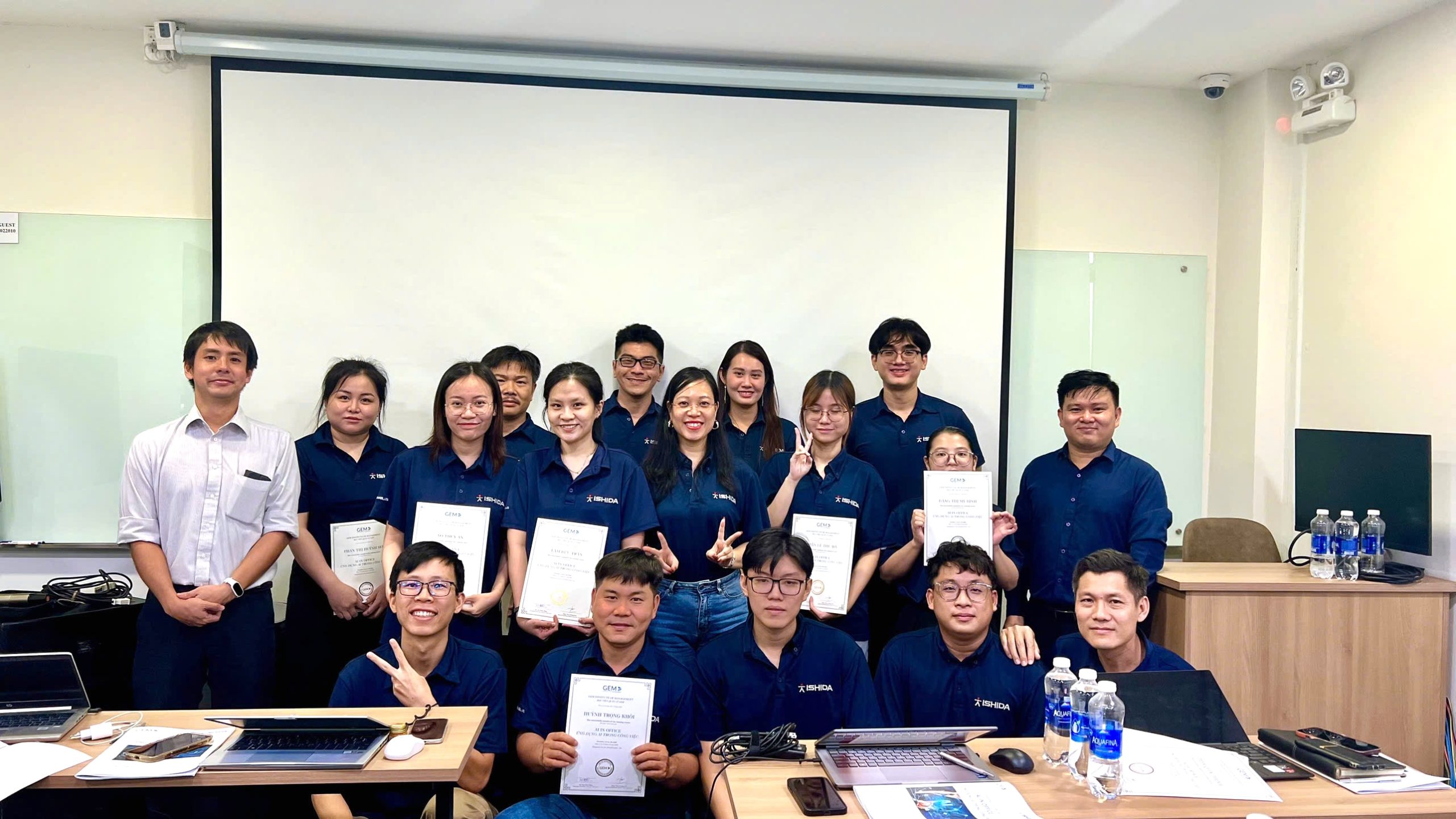 Học viên ISHIDA nhận chứng nhận sau chương trình AI In Office của GEM Global